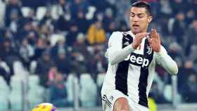 Cristiano Ronaldo trata de evitar un balonazo / EFE