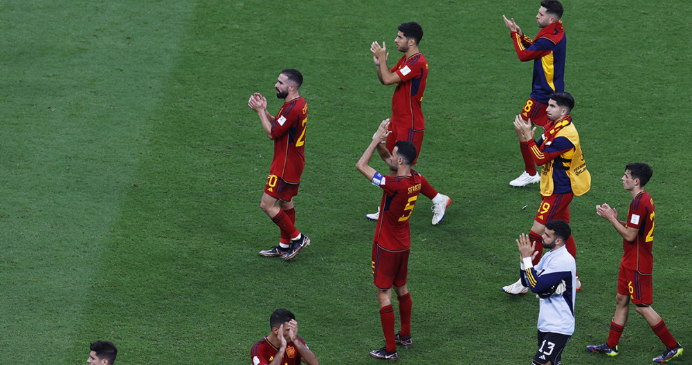 Los jugadres de España aplauden a su afición, tras el empate contra Alemania / EFE