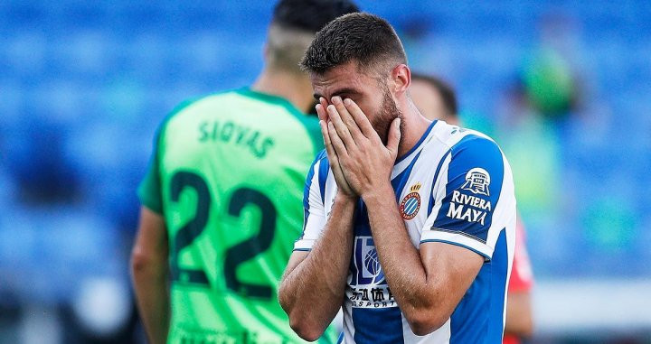 Un jugador del Espanyol se lamenta tras una derrota | EFE