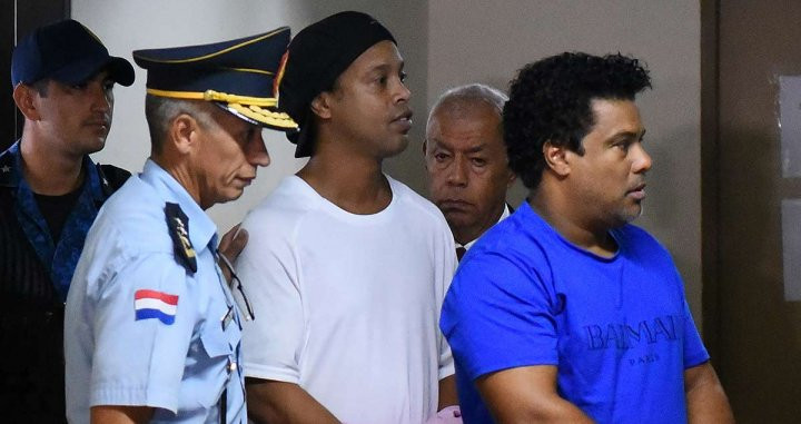 Ronaldinho, junto a su hermano en el momento de ser detenidos en Paraguay | REDES