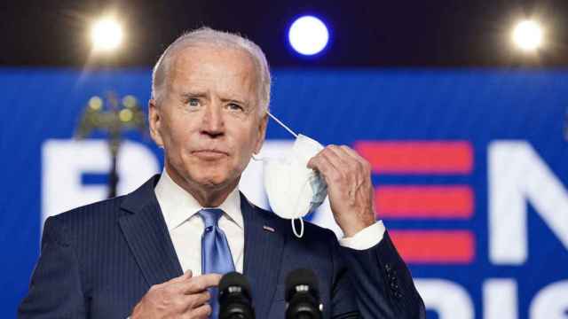 Joe Biden se quita la mascarilla antes de comenzar su rueda de prensa / EL ESPAÑOL