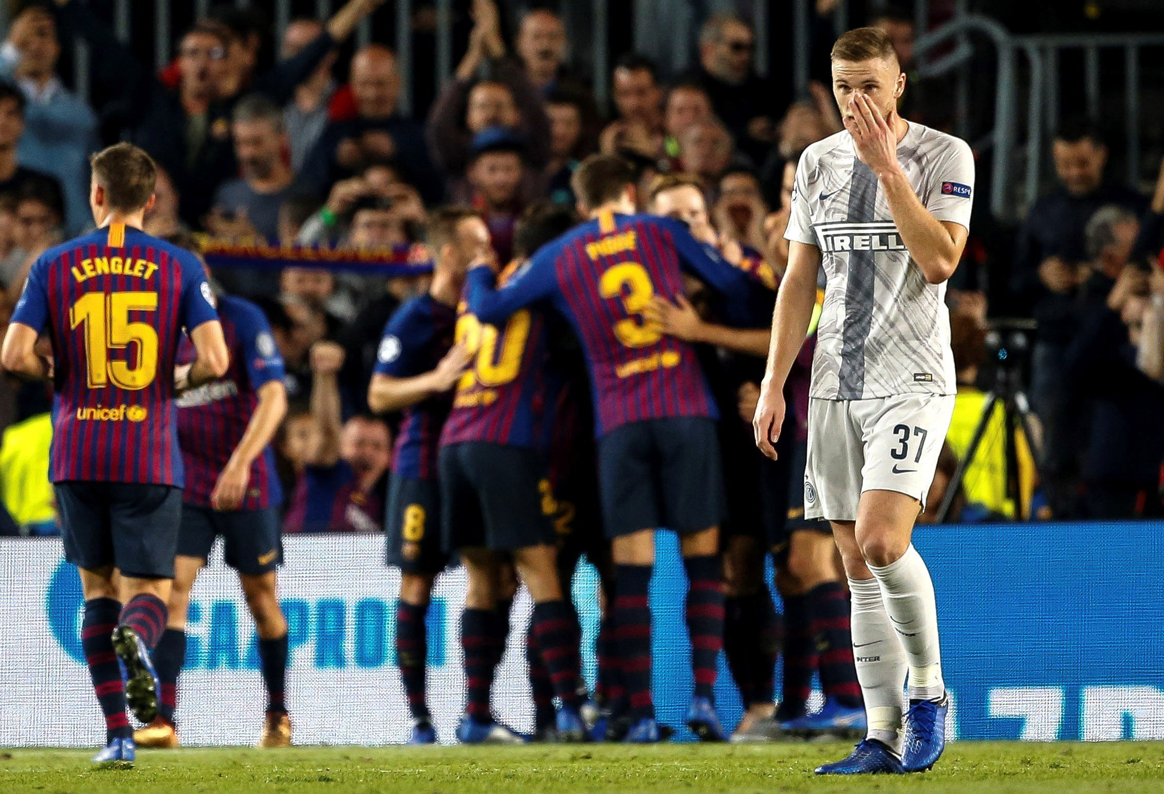Los jugadores del Barça celebran el gol de Rafinha / EFE