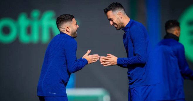 Jordi Alba y Sergio Busquets se echan unas risas en el entrenamiento del Barça / FCB