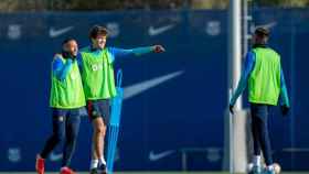 Memphis Depay y Marcos Alonso bromean con Raphinha: los tres saben lo que es jugar en la Premier / FCB