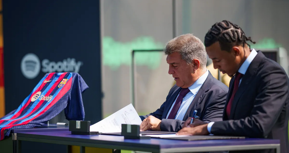 Joan Laporta y Jules Koundé, en la firma del contrato del francés como nuevo futbolista del Barça / FCB