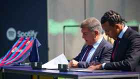 Joan Laporta y Jules Koundé, en la firma del contrato del francés como nuevo futbolista del Barça / FCB