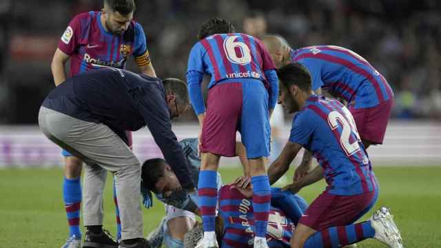 Los jugadores del Barça auxilian a Araujo tras su fuerte golpe con Gavi / EFE