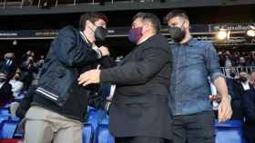 Roberto y Piqué felicitando a Joan Laporta / FC Barcelona