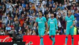 Los jugadores del Barça tras el gol de Oyarzabal / EFE