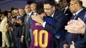 Una foto de Josep Maria Bartomeu abrazando a Leo Messi / FCB