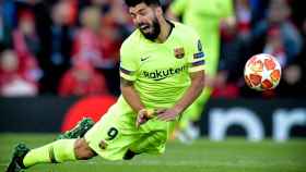 Luis Suárez cae abatido tras un duro golpe en el Liverpool-Barça / EFE
