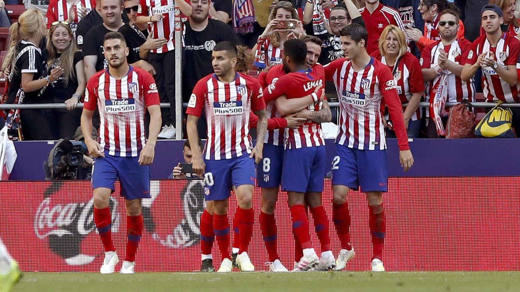 Los futbolistas del Atlético de Madrid celebran el gol contra el Valladolid / EFE