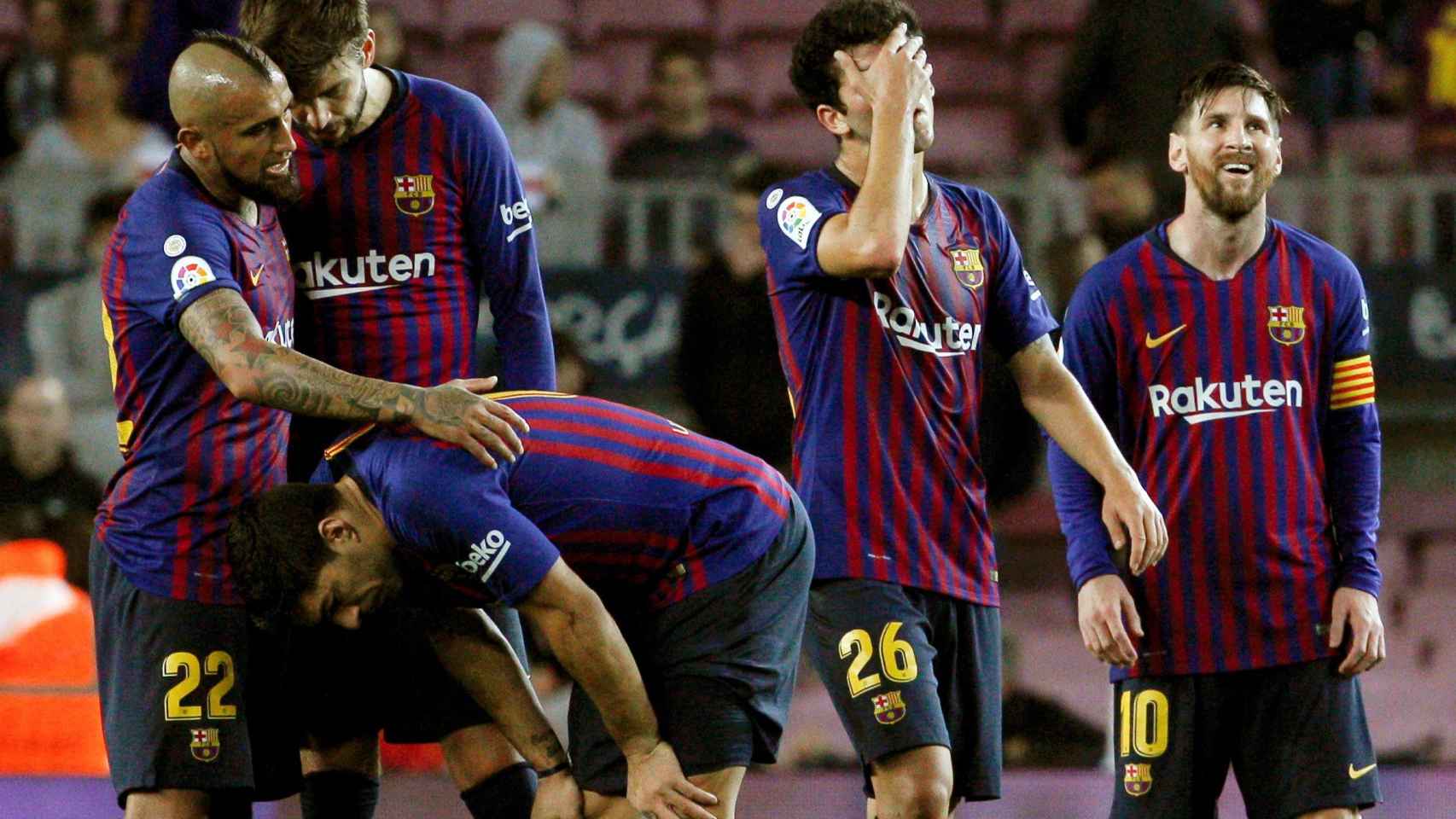 Los jugadores del Barça, abatidos tras caer contra el Betis / EFE