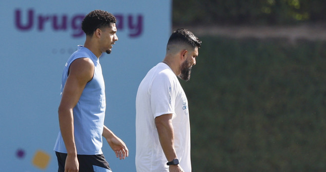 Araujo conversa con un preparador físico del Barça durante el entrenamiento de Uruguay / EFE