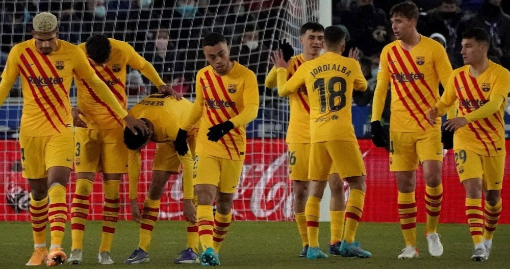 El FC Barcelona, celebrando el triunfo cosechado en Vitoria / EFE