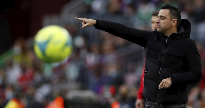 Xavi Hernández, dando indicaciones en el Barça-Betis / EFE