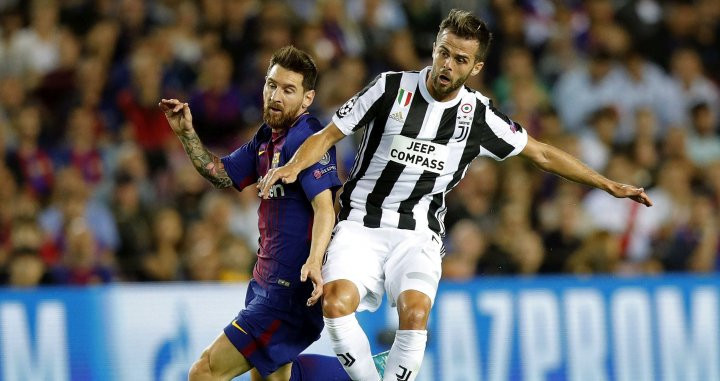 Pjanic, en un partido contra el Barça | EFE