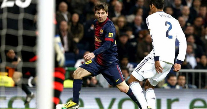 Messi encara a Varane en el duelo entre Real Madrid y FC Barcelona en la edición de 2013