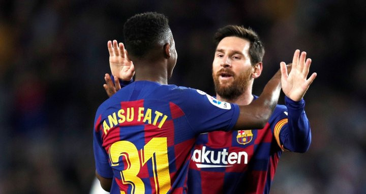 Ansu Fati celebra con Messi sus goles al Levante / EFE
