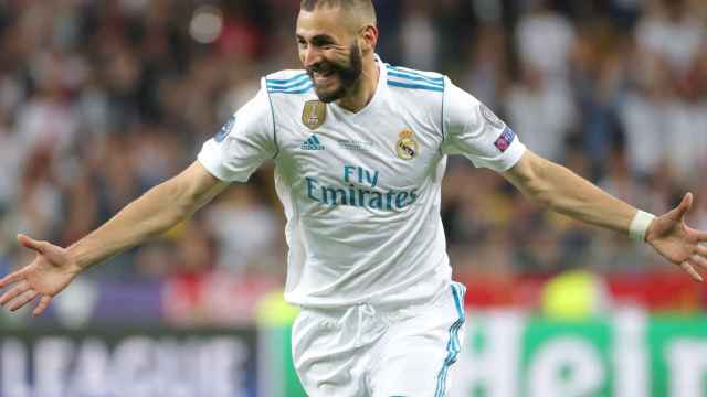 Benzema celebra su gol en Liverpool ante la mirada de Florentino Pérez / EFE