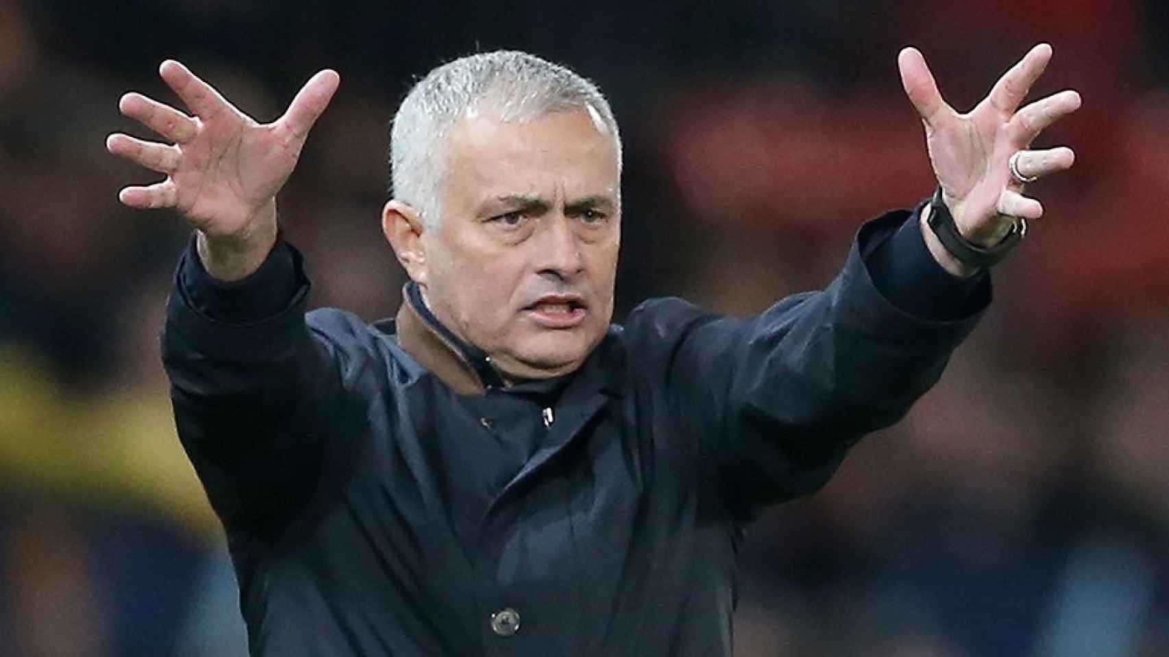 El técnico José Mourinho, desesperado en un partido de fútbol / EFE