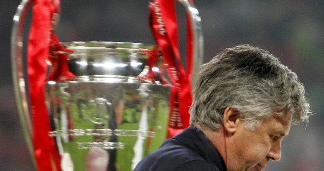 Ancelotti, cabizbajo, tras perder la final de la Champions de 2005 contra el Liverpool / REDEs