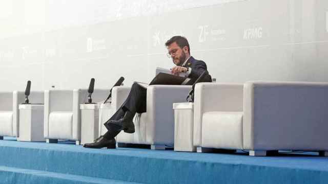 El presidente de la Generalitat, Pere Aragonès, repasa su discurso antes de intervenir en las jornadas del Círculo de Economía / EFE