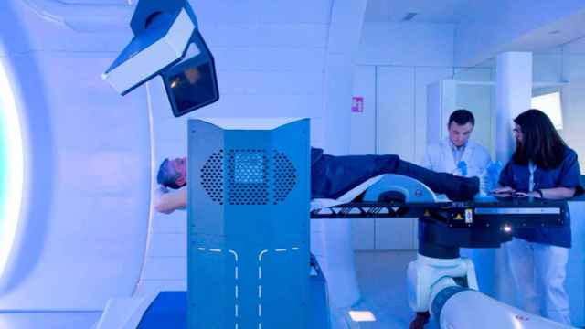 Protonterapia: Un hombre se somete a radioterapia de protones del centro de Quirónsalud / QUIRÓNSALUD