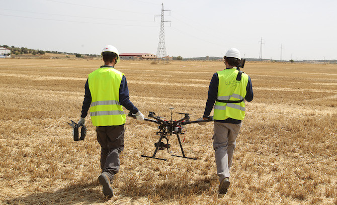 Dos operarios del grupo Gas Natural Fenosa preparan un dron para una revisión eléctrica / GNF