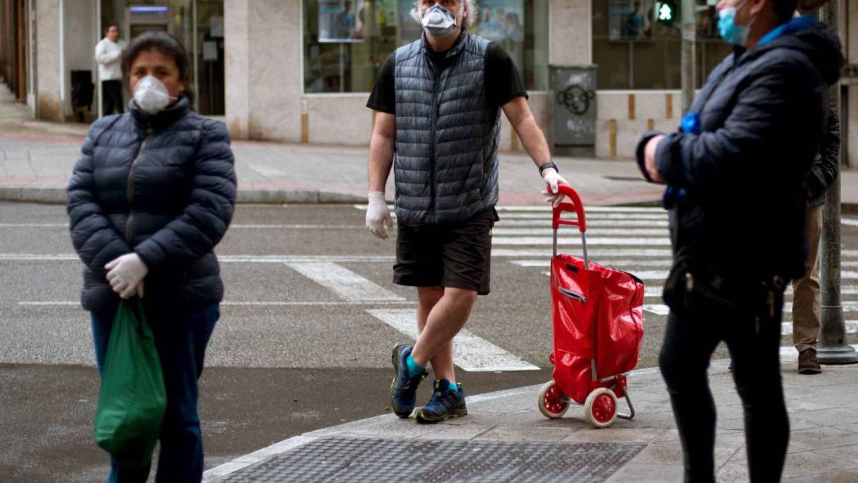 Tres personas con mascarilla en la calle durante la pandemia del Covid-19 / EP