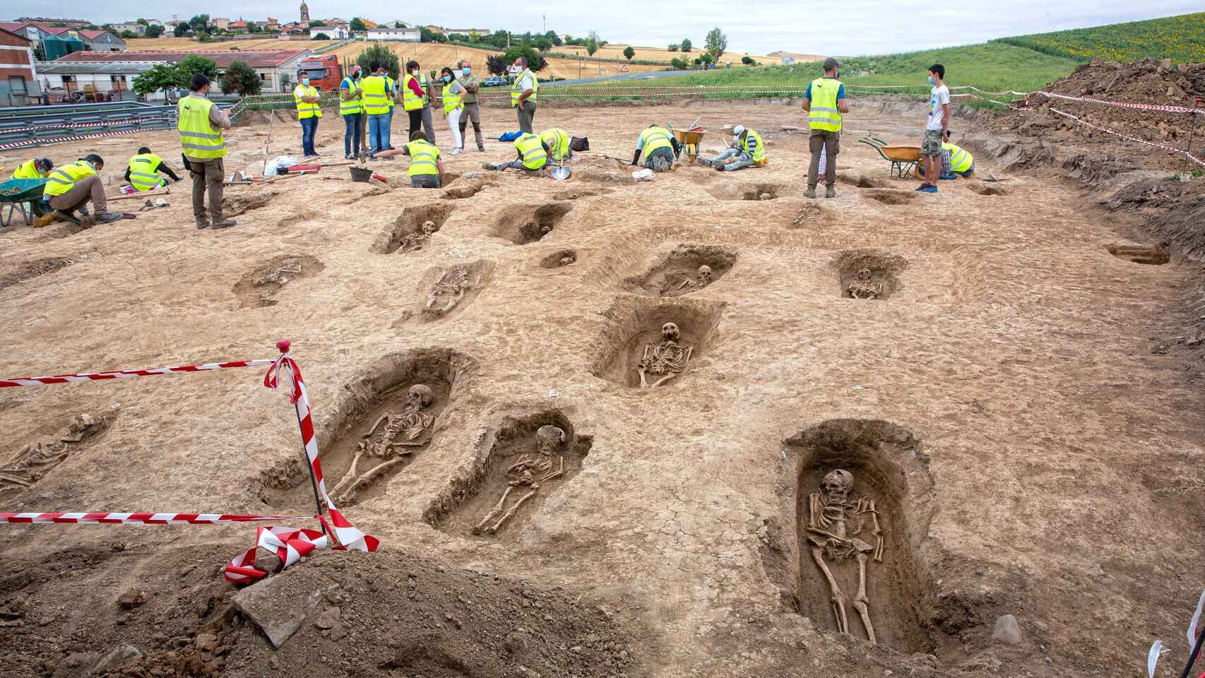 Trabajadores en la excavación de una necrópolis hallada en Grañón / EFE