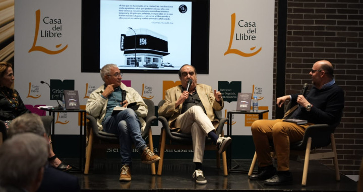 Eva Moll, Xavier Sardà, Ramón de España y Jordi Basté, en la librería Casa del Llibre / LMA