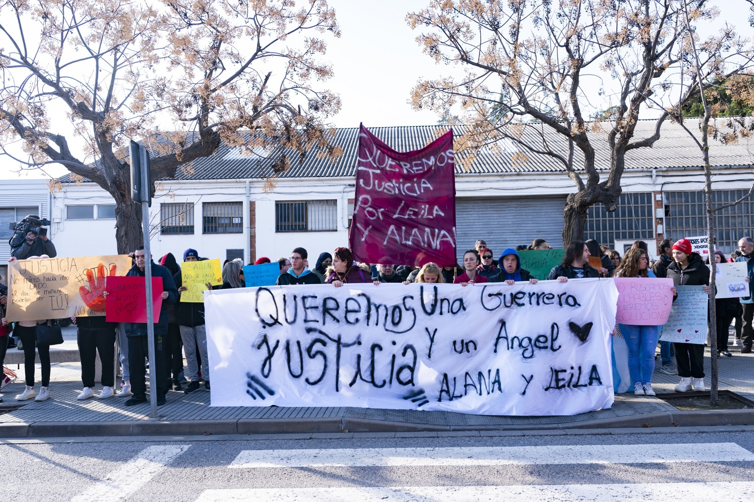 Manifestación por el suicidio de las gemelas de Sallent (Barcelona) víctimas de presunto acoso escolar / EFE - Siu Wu