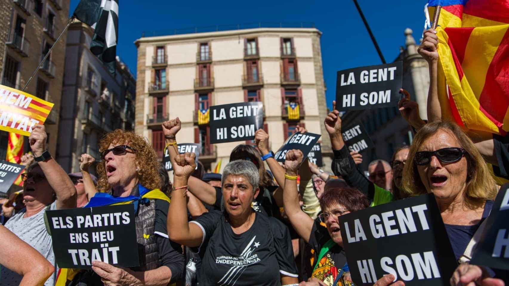 Manifestantes este sábado en la plaza Sant Jaume de Barcelona / LORENA SOPENA - EUROPA PRESS