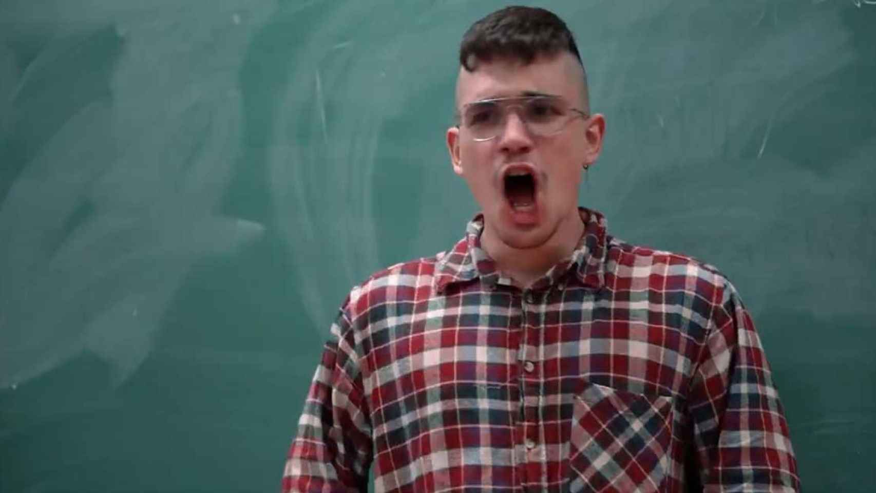 Interpretación de un profesor bilingüe, eructando borracho en clase en el vídeo de Plataforma per la Llengua
