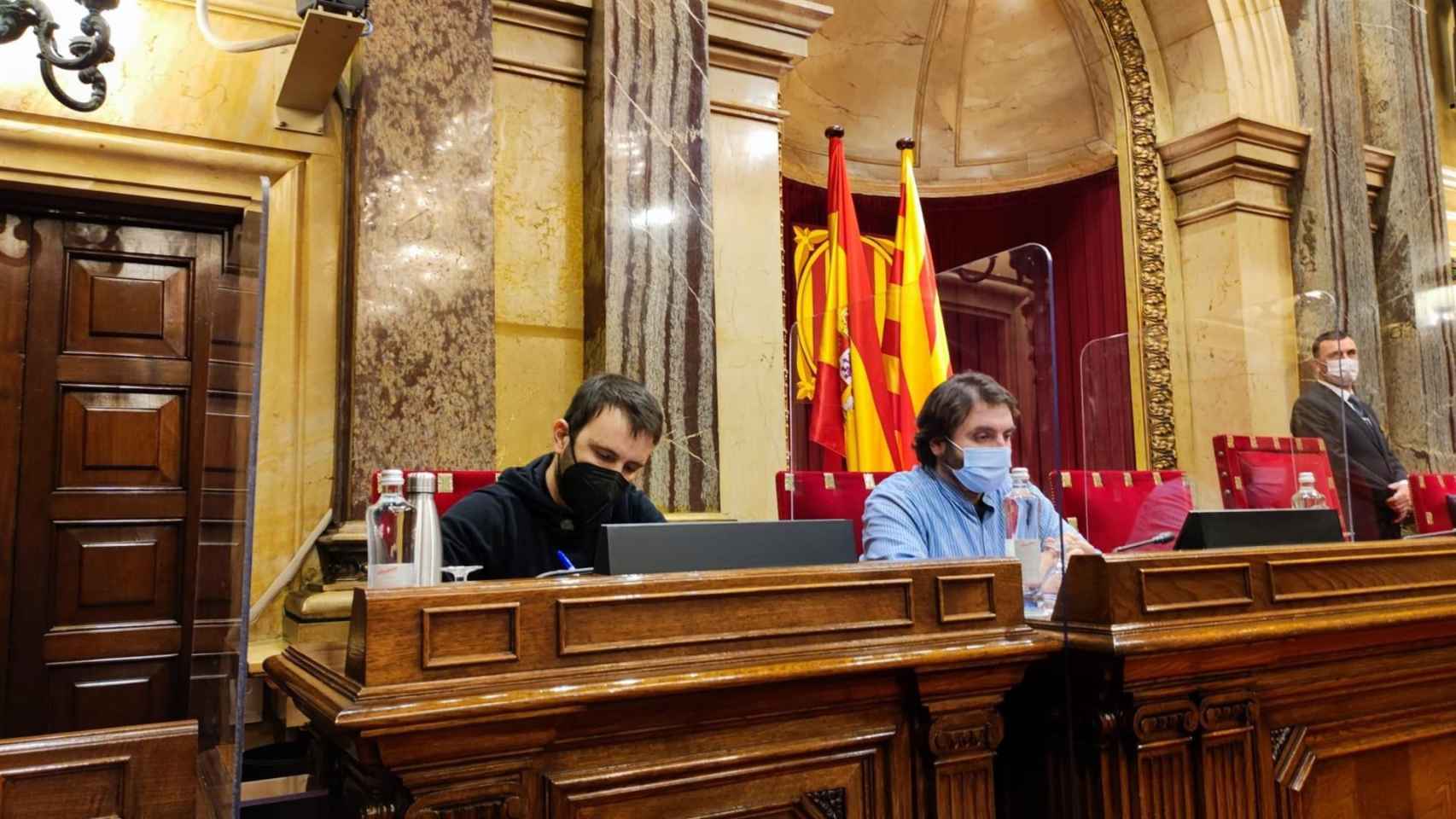 El diputado de la CUP y secretario tercero de la Mesa, Pau Juvillà, y el diputado del PSC y secretario primero de la Mesa, Ferran Pedret, en el pleno de la Cámara catalana del 25 de enero de 2022, en Barcelona / EUROPA PRESS