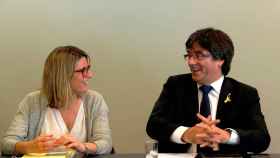 Carles Puigdemont charla con la portavoz de Junts per Catalunya (JxCat), Elsa Artadi, en una reunión en Berlín / EFE