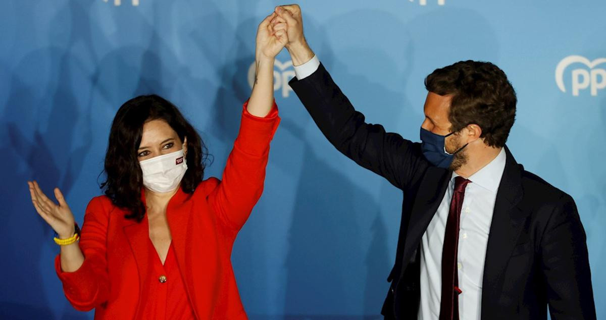 Isabel Díaz Ayuso y Pablo Casado celebran la victoria del PP en la Comunidad de Madrid / MARISCAL