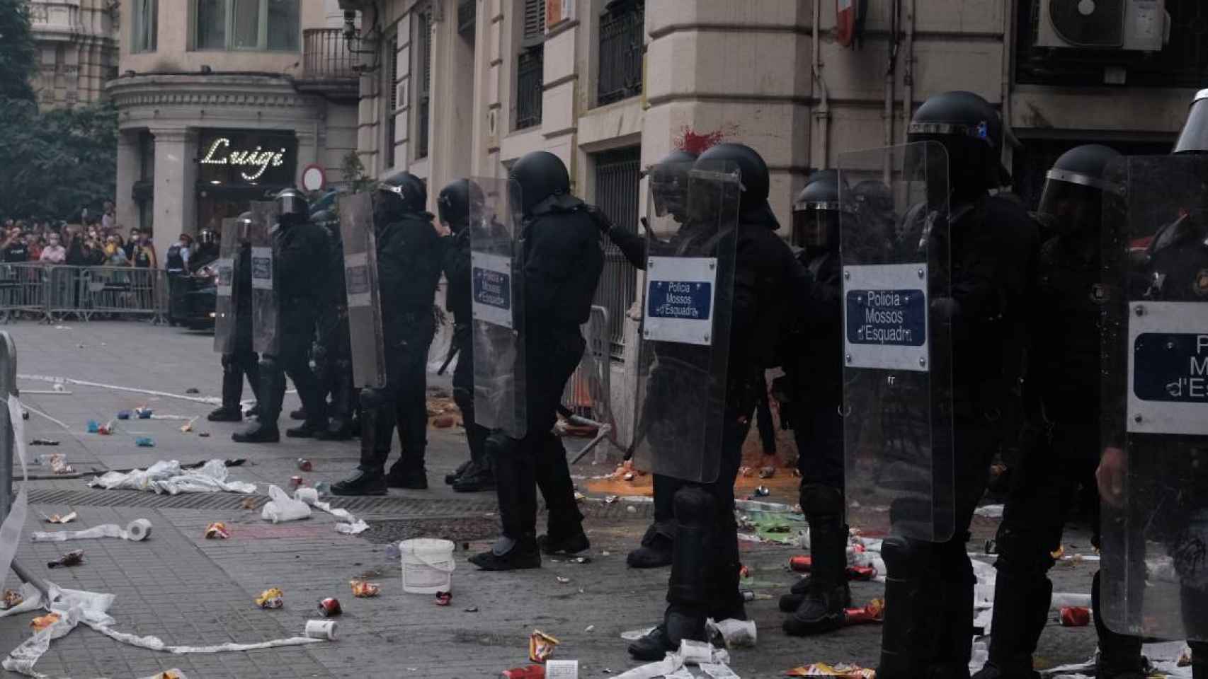 Manifestantes independentistas atacan la Jefatura de la Policía Nacional de Via Laietana en Barcelona defendida por policías durante la Diada 2021 / PABLO MIRANZO