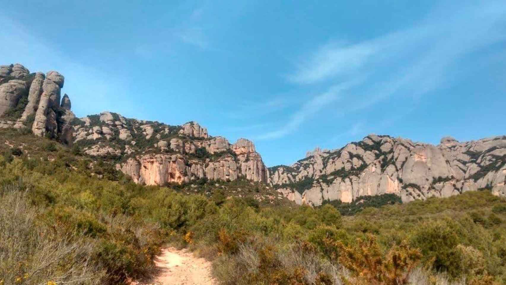 Imagen de un camino público en la falda de la montaña de Montserrat / EUROPA PRESS