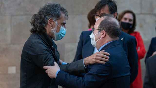 Jordi Cuixart y Miquel Iceta se saludan en la toma de posesión de Pere Aragonès / PAU VENTEO (EUROPAPRESS)