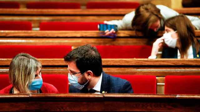 Alba Vergés, consejera catalana de Salud, con el presidente del Govern, Pere Aragonès, en el Parlamento catalán / EFE