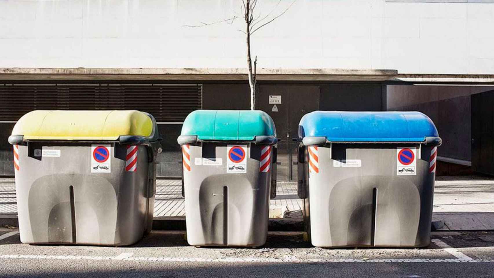 Contenedores de reciclaje de residuos en Barcelona / AJ. BCN