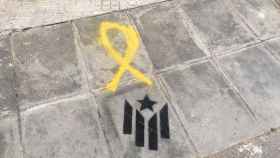 Bandera independentista y lazo amarillo de apoyo a los políticos presos en plena calzada en Calafell / AYUNTAMIENTO DE CALAFELL