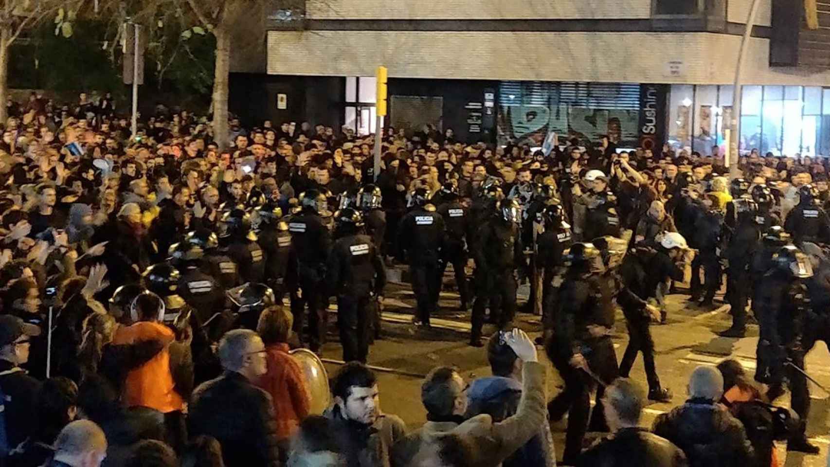 Cargas policiales por una pelea entre independentistas y Boixos Nois antes del clásico / EP