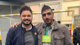 Gabriel Rufián, diputado de ERC, con un apoderado de Vox / @gabrielrufian