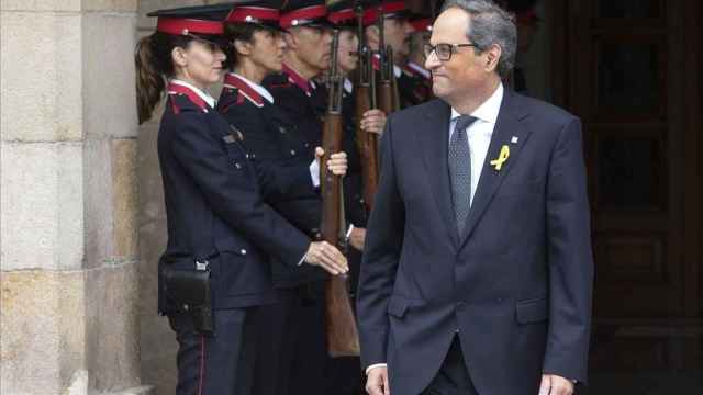 El presidente de la Generalitat, Quim Torra, saliendo del Palau de la Generalitat ante los Mossos