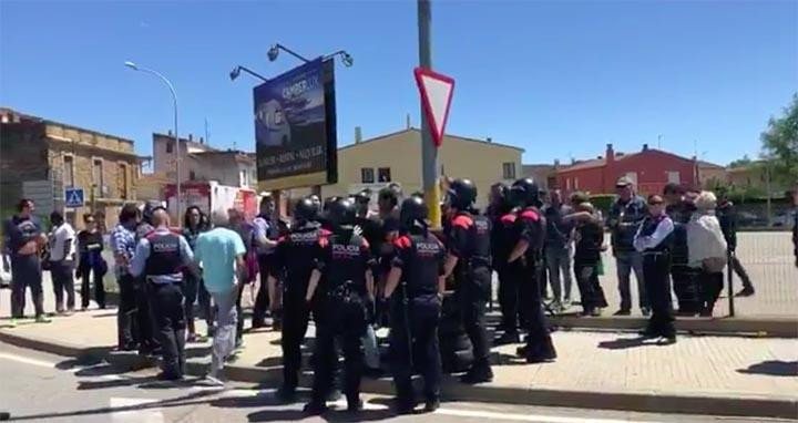 Los Mossos intervienen en una pelea en Verges donde los vecinos se enfrentaron a un grupo de personas que intentaba descolgar 'estelades / TWITTER'