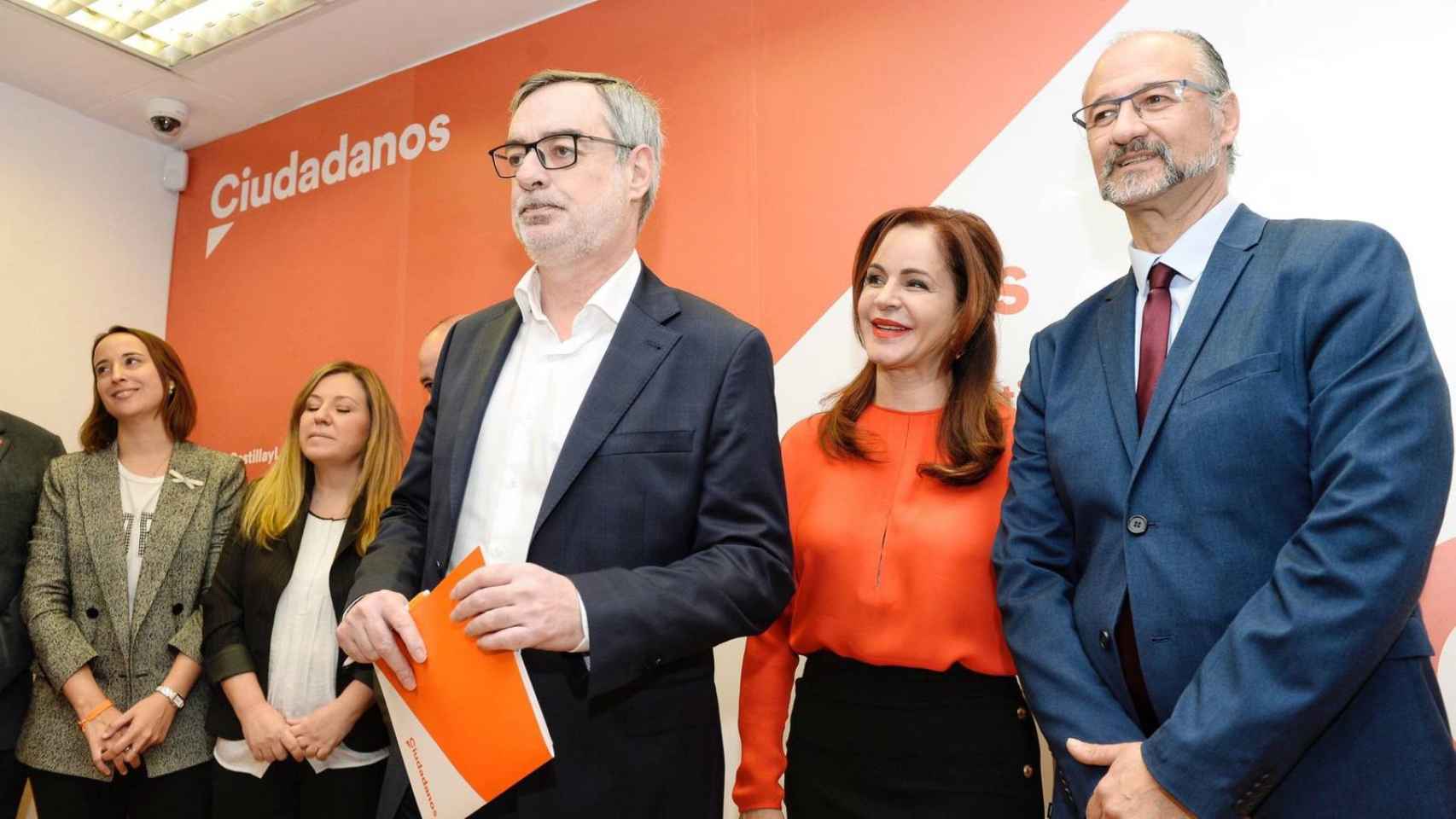La candidata de Ciudadanos a las primarias apoyada por Albert Rivera, Silvia Clemente, junto a José Manuel Villegas / EFE