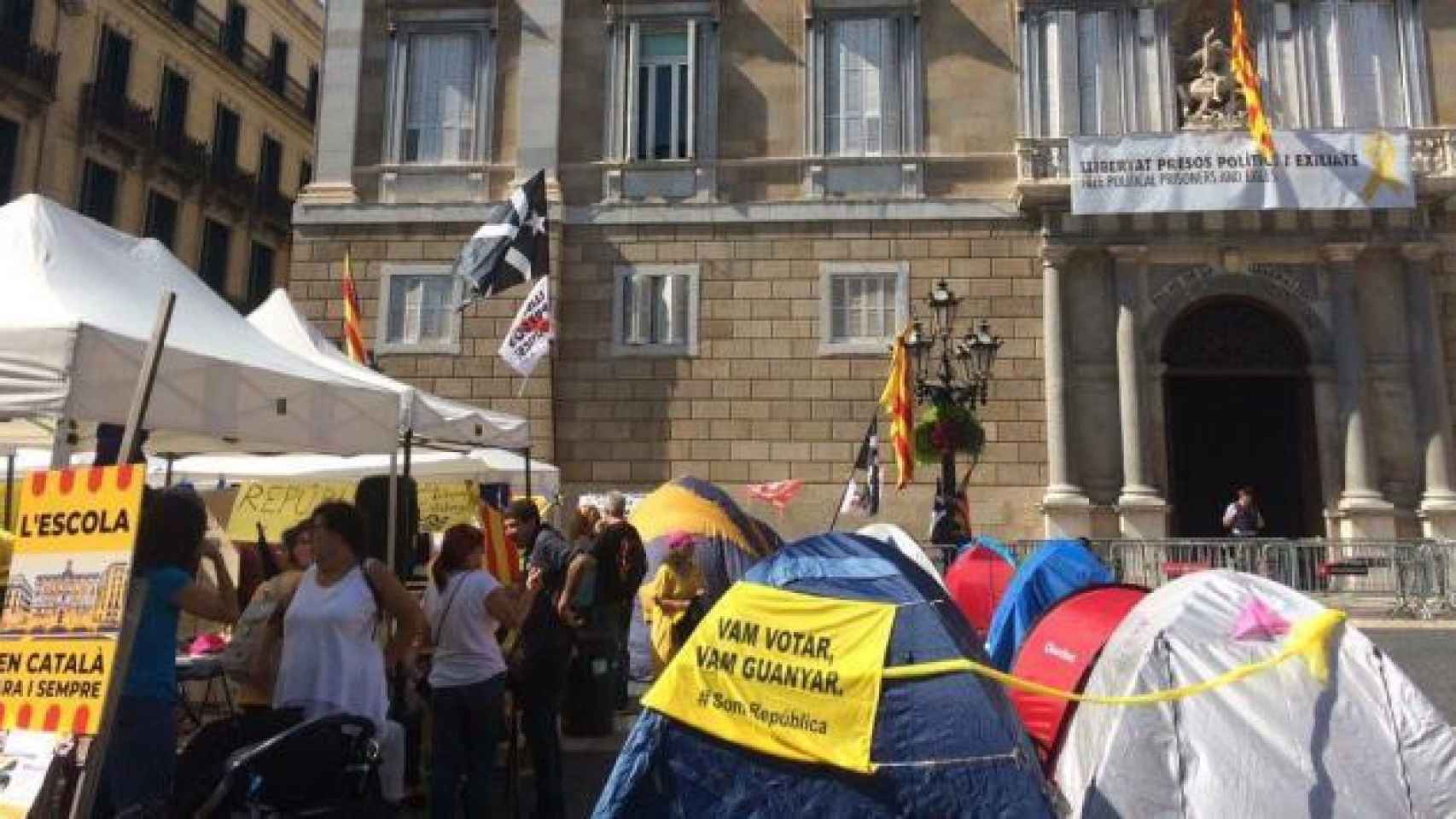 Acampada independentista en la plaza de Sant Jaume / @assemblea
